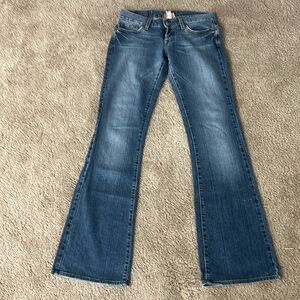 Lucky brand jeans. Adorable pocket detail. Size 26